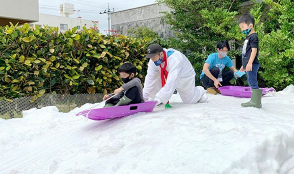 Trẻ em thích thú với lễ hội tuyết ở Okinawa nhiệt đới(©Ryukyu Shinpo)