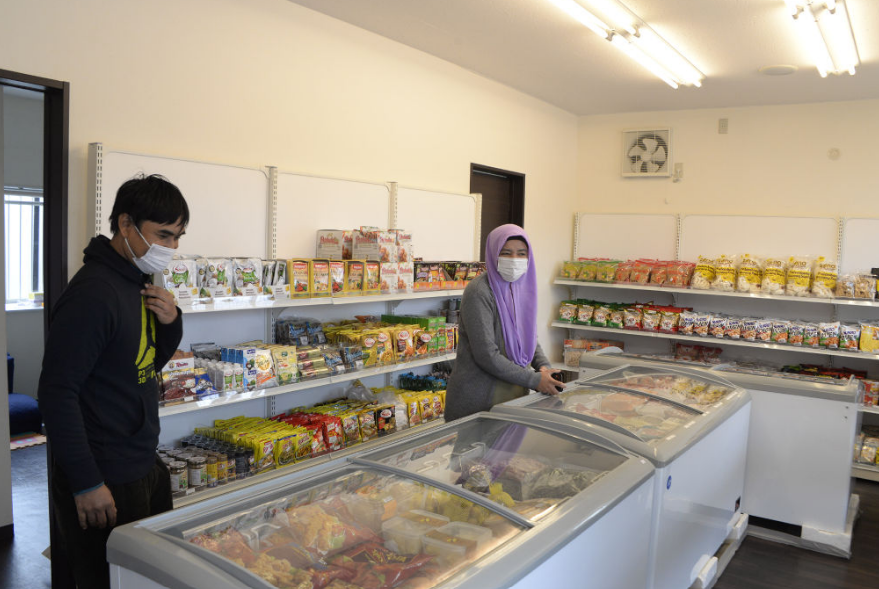 Cặp vợ chồng người Indonesia mở bán lẻ thực phẩm halal (TP Fujieda, tỉnh Shizuoka, © Shizuoka Shimbun)