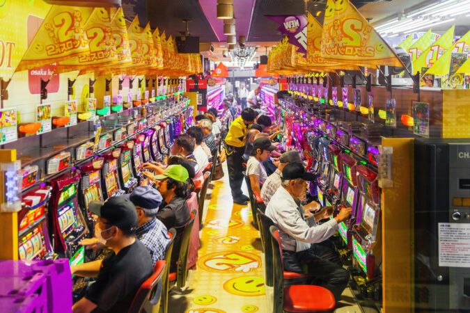 Bố mẹ của hai bé đã bỏ mặc con mình ở nhà để đến cửa hàng pachinko chơi trong suốt 14 tiếng liền.