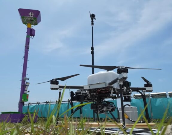 Bên trên cột điện có chỗ đậu máy bay không người lái (Drone)